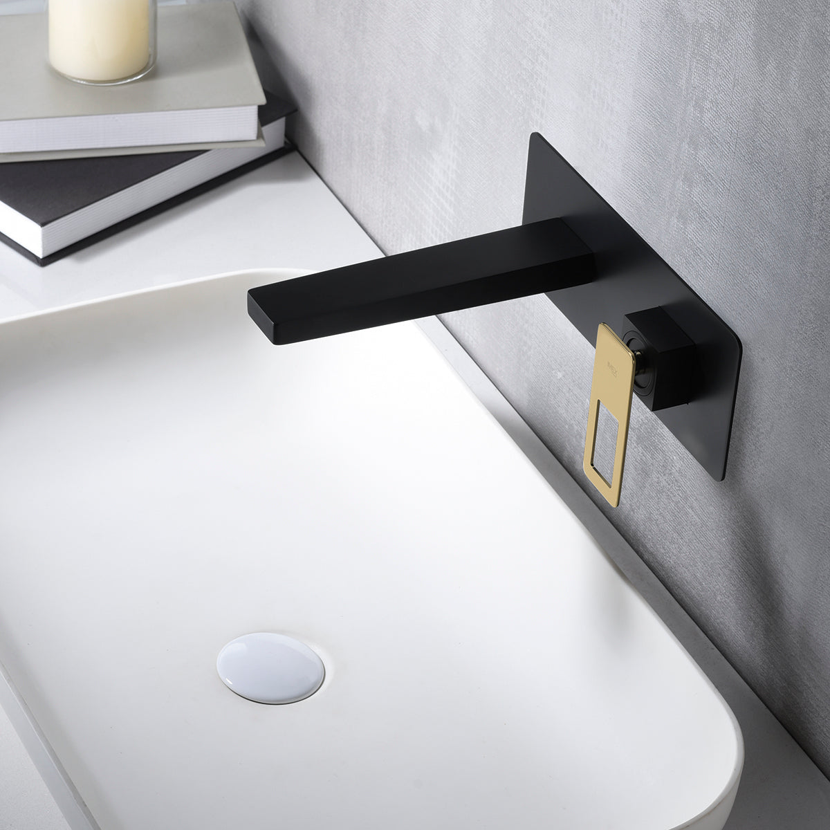 Photo d’ambiance mitigeur lavabo encastré IMEX Suecia Noir / Or brillant