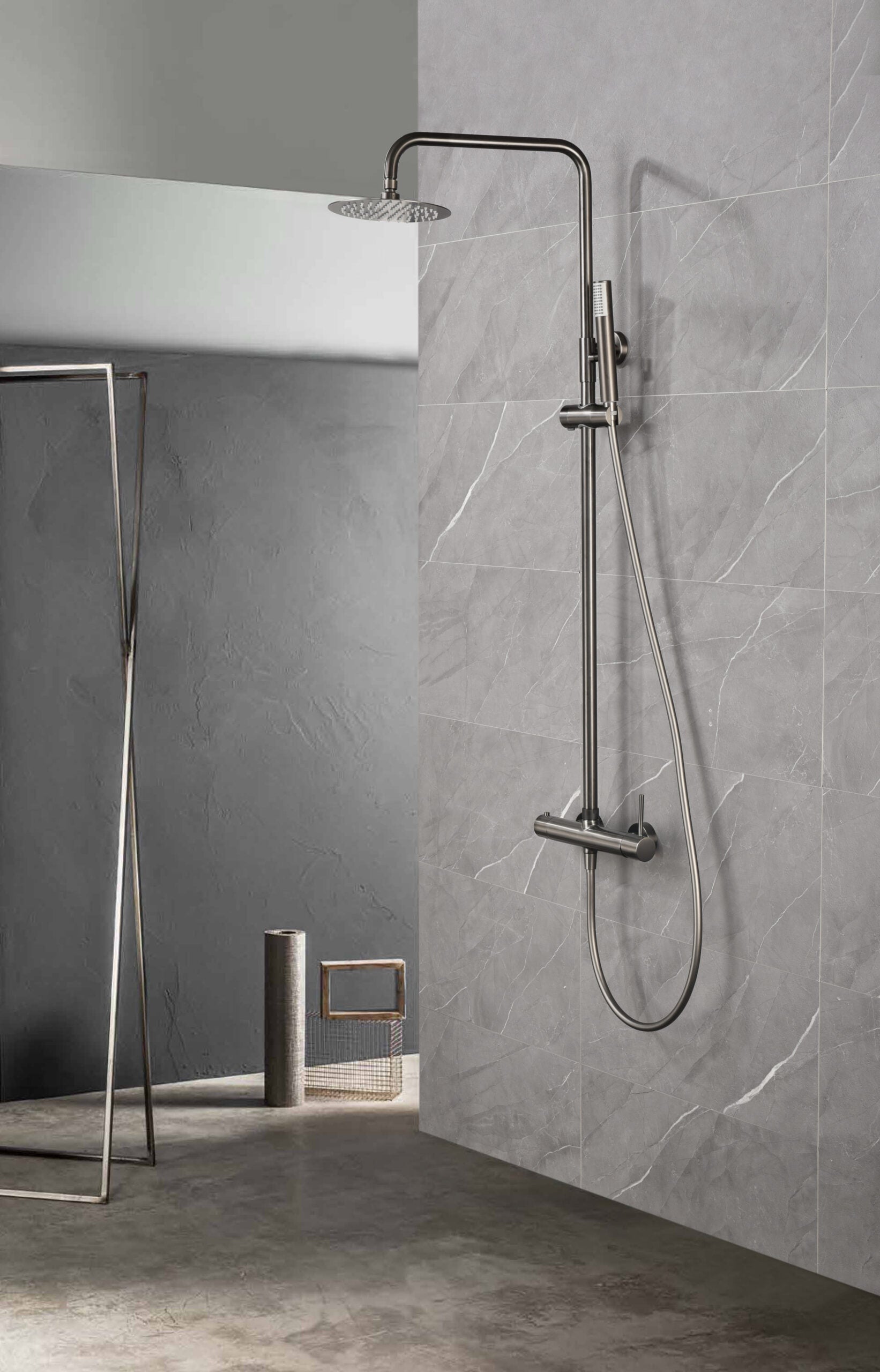 Colonne de douche IMEX Monza black gun metal en ambiance de salle de bain