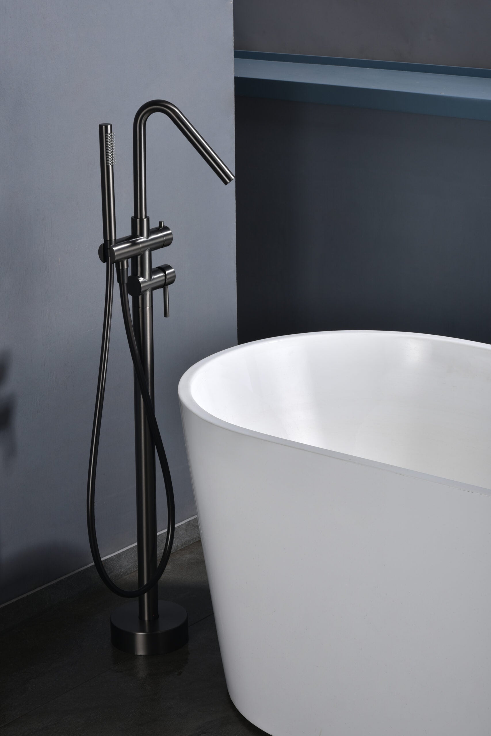 Mitigeur baignoire îlot IMEX Córcega Black Gun Metal - ambiance salle de bain