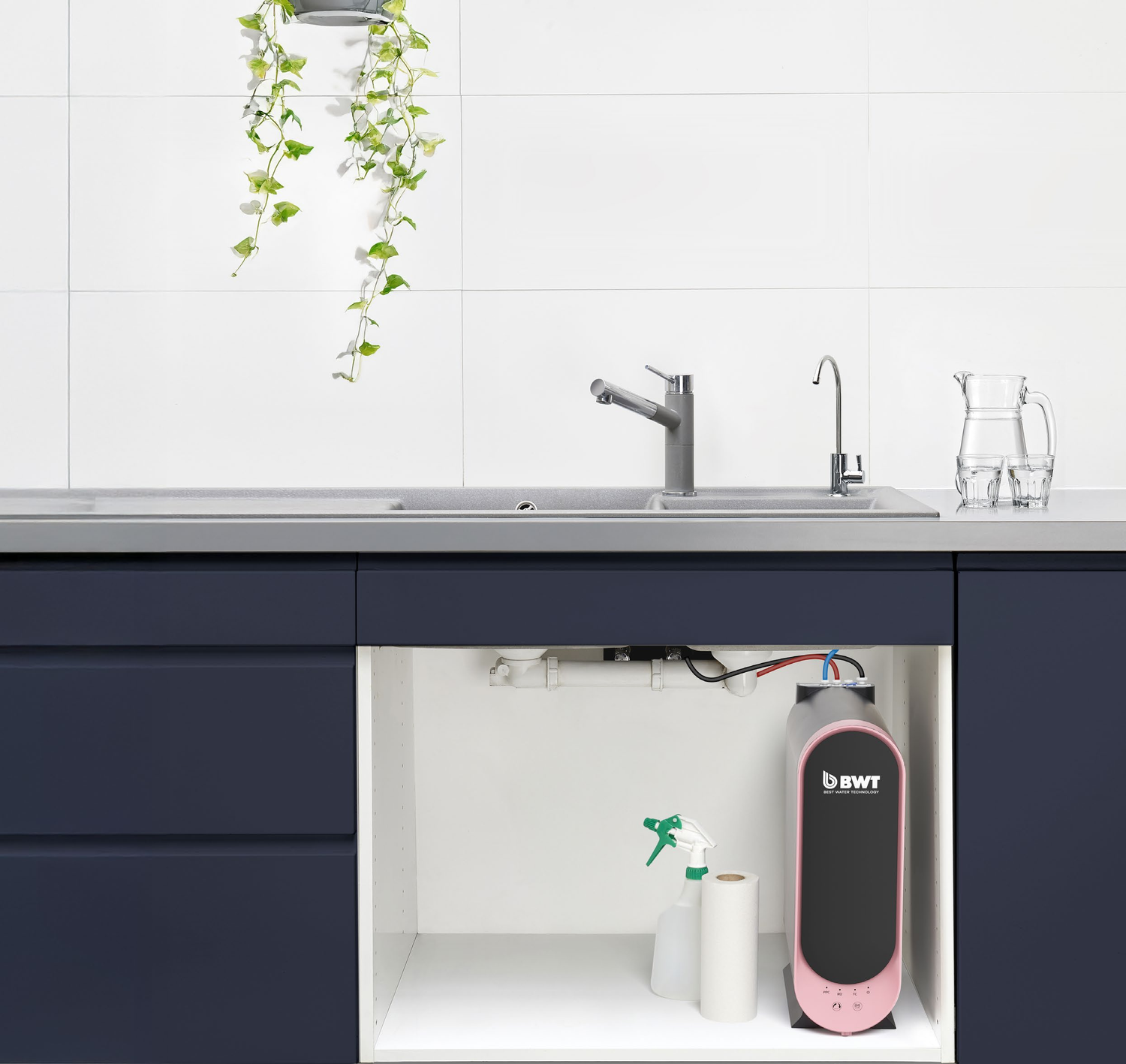 Osmoseur BWT Lagoon installé sous un évier de cuisine