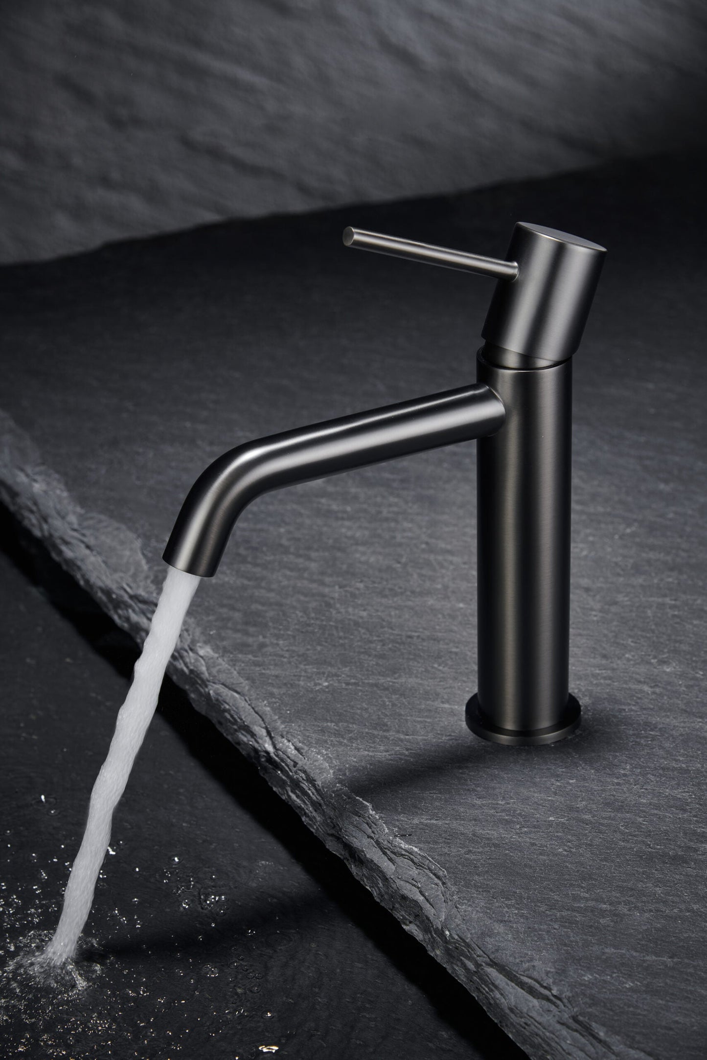 Photo d’ambiance mitigeur lavabo IMEX Monza Black Gun Metal installé
