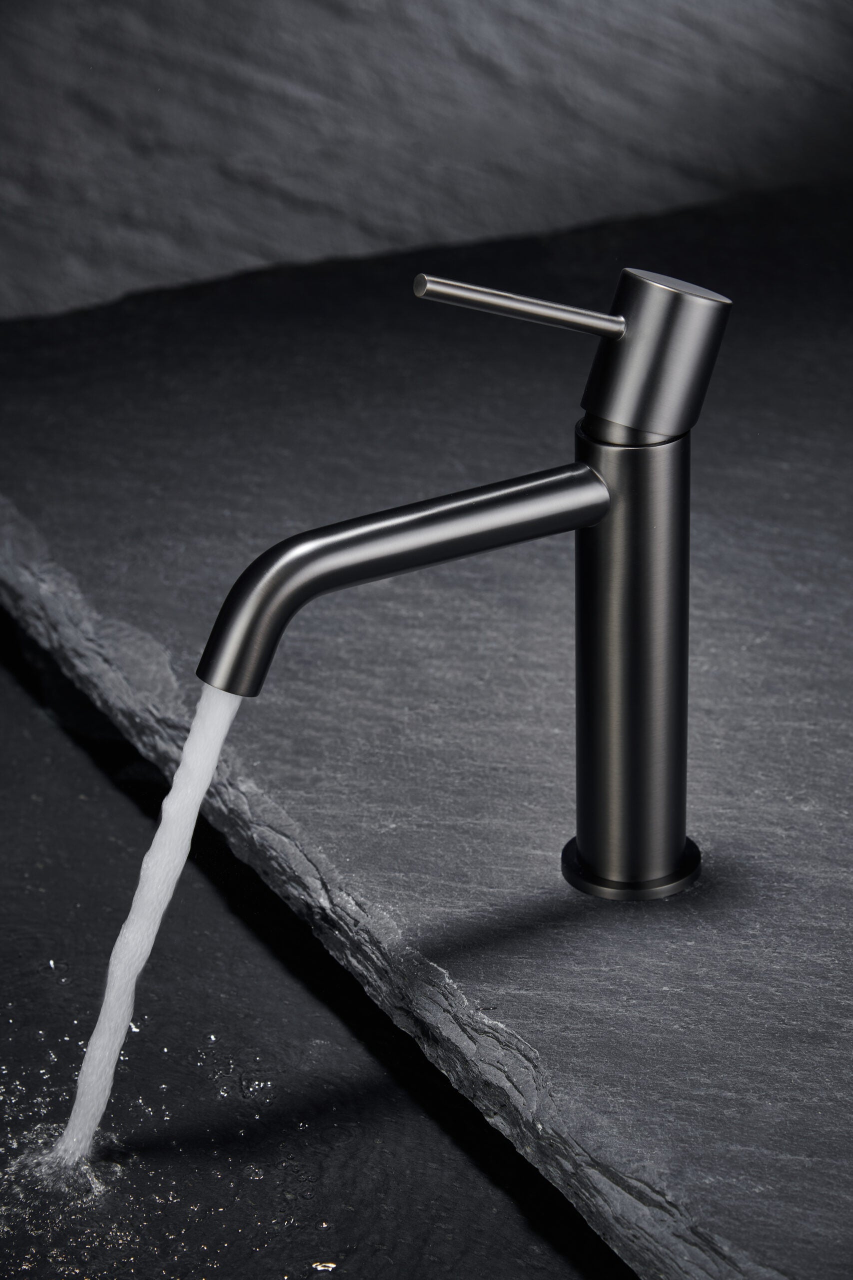 Photo d’ambiance mitigeur lavabo IMEX Monza Black Gun Metal installé