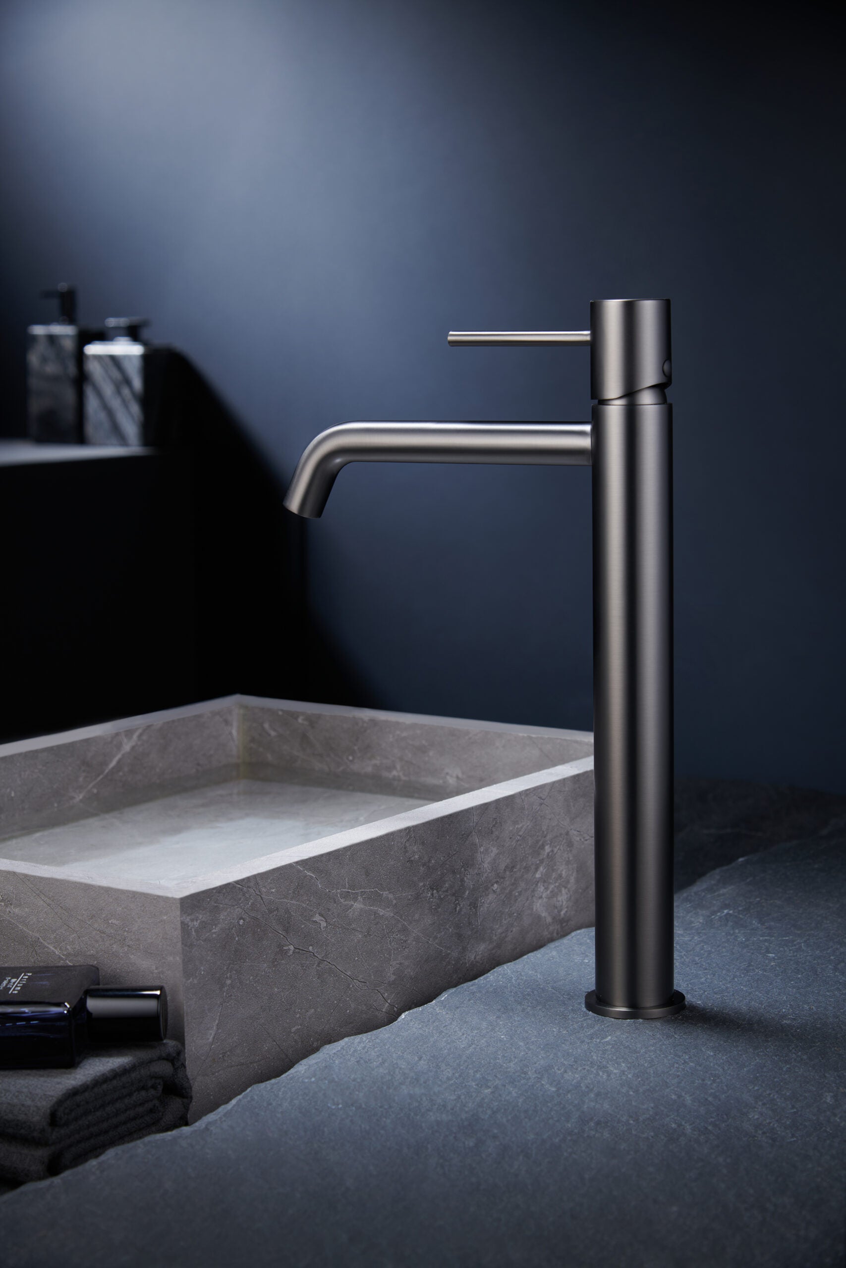 Photo d’ambiance mitigeur lavabo haut IMEX Monza Black Gun Metal