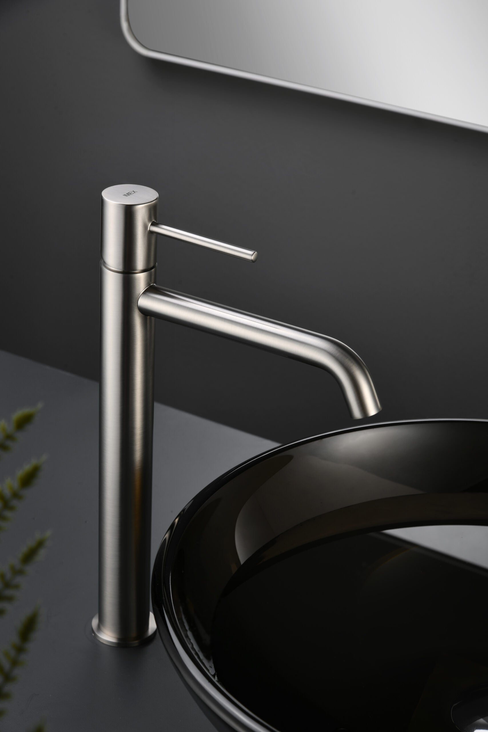Photo d’ambiance mitigeur lavabo haut IMEX Monza Nickel brossé