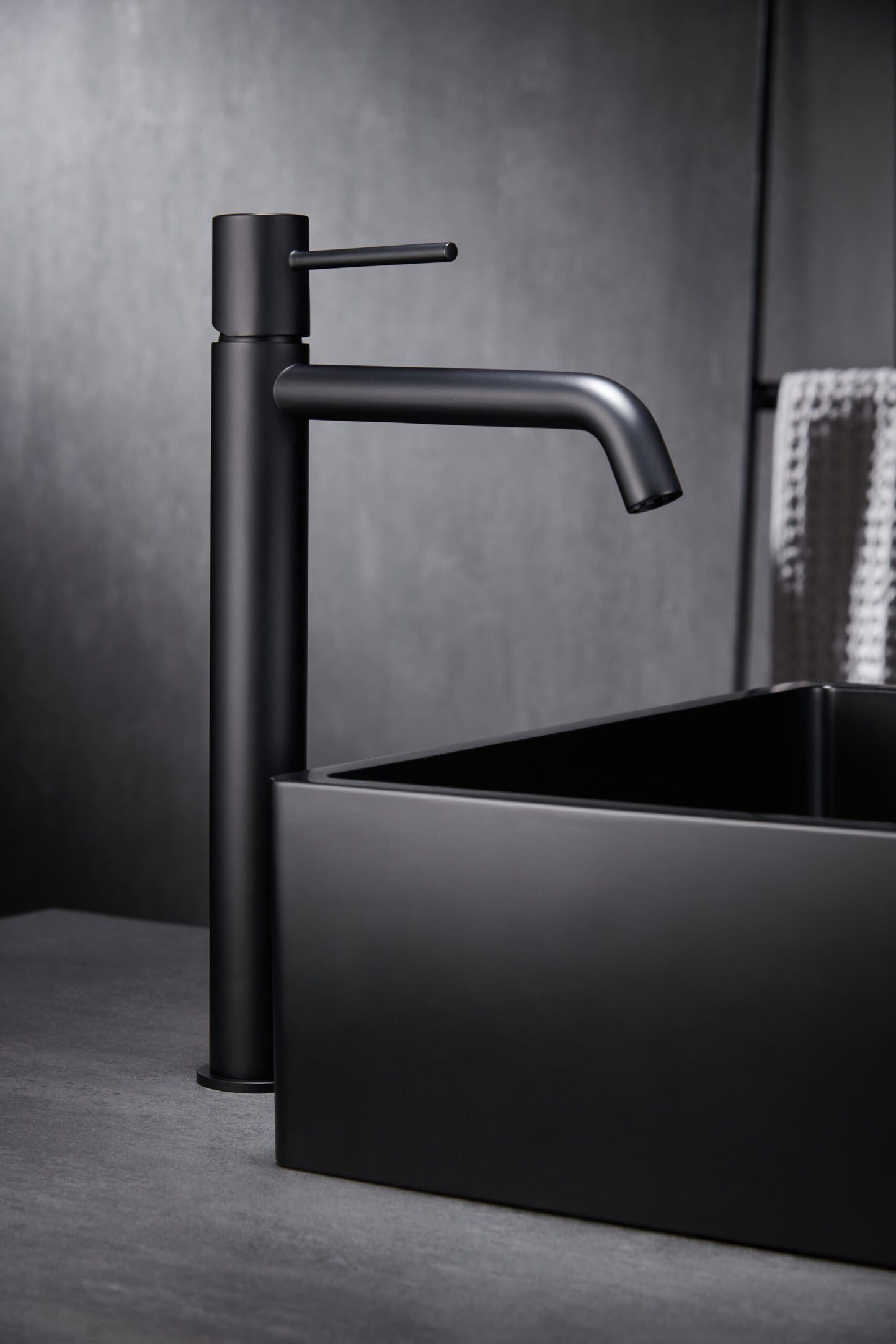 Photo d’ambiance mitigeur lavabo haut IMEX Monza Noir mat