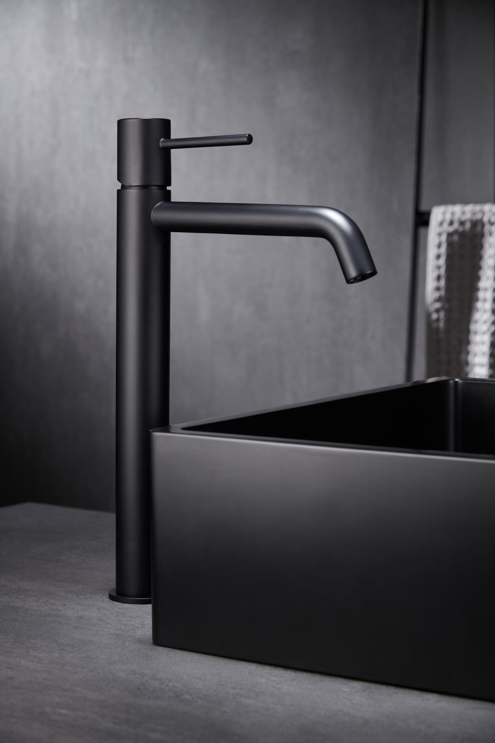 Photo d’ambiance mitigeur lavabo haut IMEX Monza Noir mat