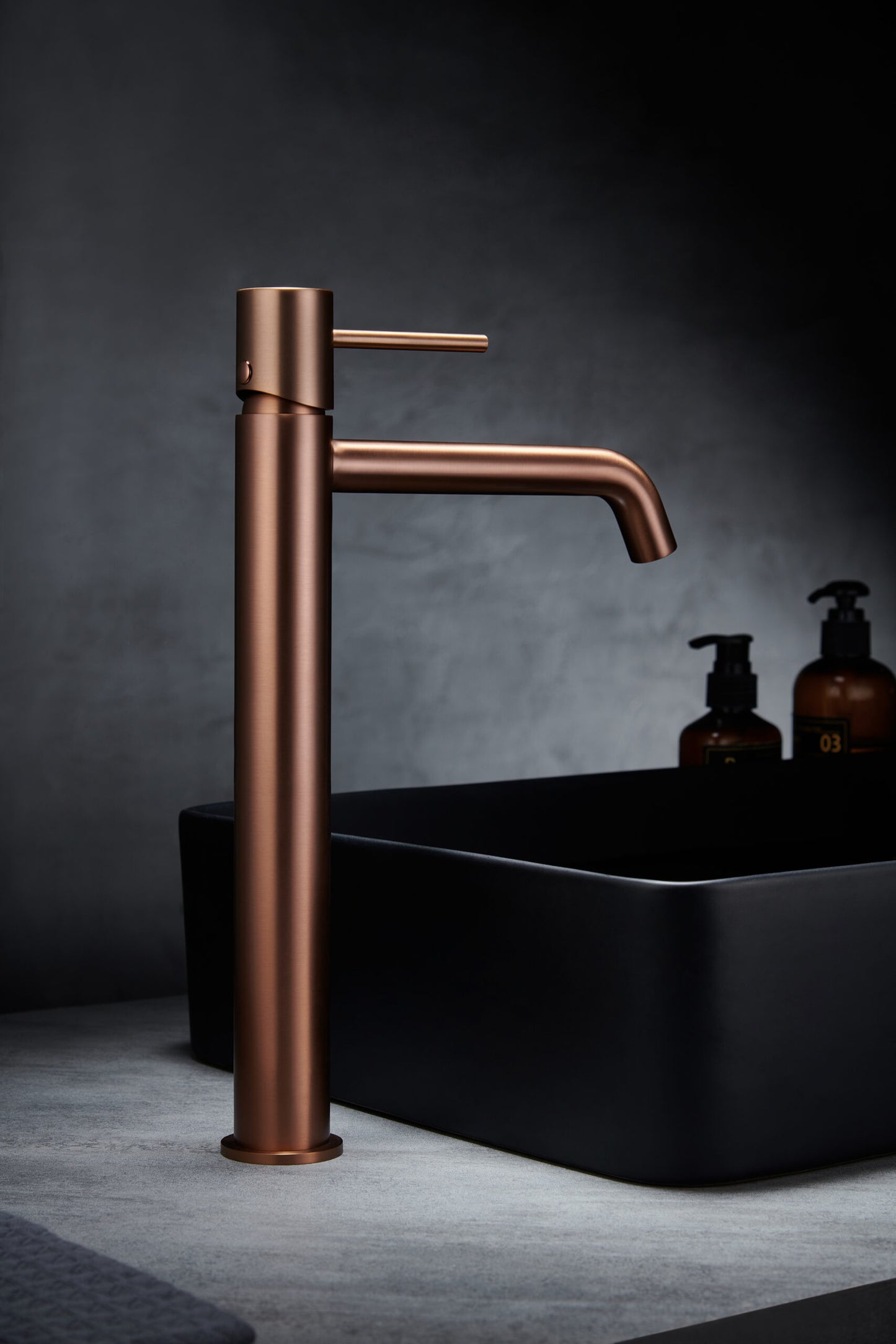 Photo d’ambiance mitigeur lavabo haut IMEX Monza Or rose brossé