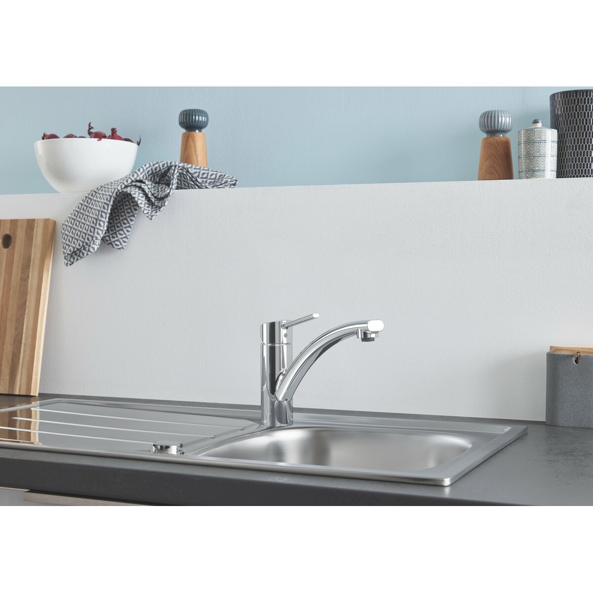 Installation robinet de cuisine Swift chromé sur evier
